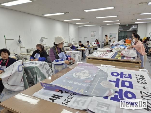 파주시자원봉사센터, 자원봉사자들의 손길로 재탄생한 폐현수막으로 만든 ‘스노우 카마스크’ 배부