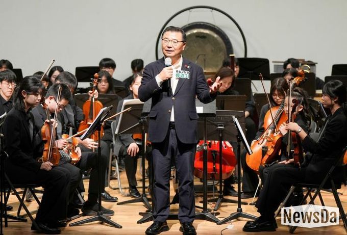 중랑구립 청소년오케스트라 단원들과 연주회장에 참석한 류경기 중랑구청장