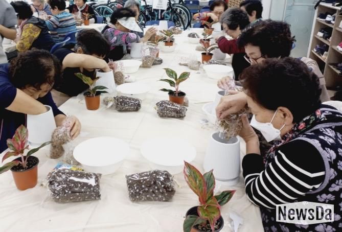 어르신들이 원예프로그램에 참여하고 있는 모습