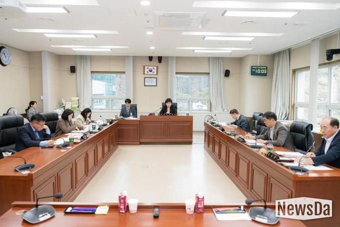 용인특례시의회 문화복지위원회, 2025년도 행정사무감사 마무리하며 강평