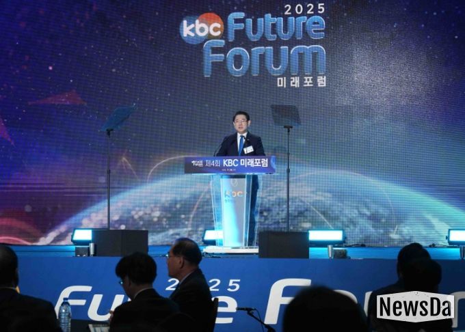 김영록 전라남도지사가 26일 여수 소노캄호텔에서 열린 ‘제4회 KBC미래포럼’ 행사에서 인사말을 하고 있다.