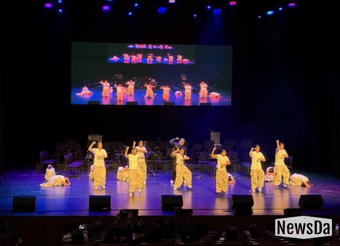 <꿈의무용단 영덕> 단원들이 11월 22일 영덕문화예술축제 오프닝 무대에서 공연을 펼쳤다.