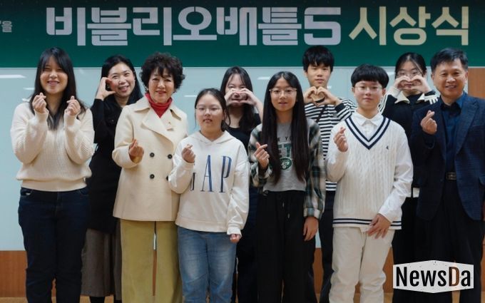 시상식에서 안필연 대표이사(좌측 세번째), 정구선 도서관본부장(우측 첫 번째)이 수상자들과 포즈를 취하고 있다.