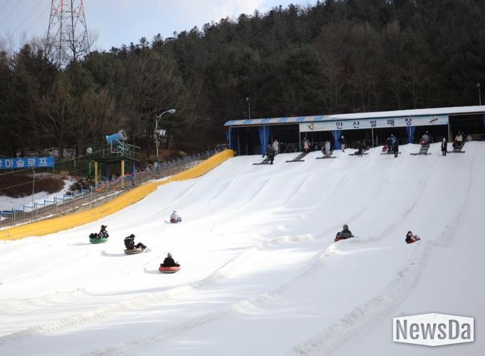 시민들이 안산 썰매장을 이용하고 있다.(사진=안산도시공사 제공)