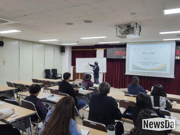 이종남 연구관의 재배기술 교육을 듣고 있다