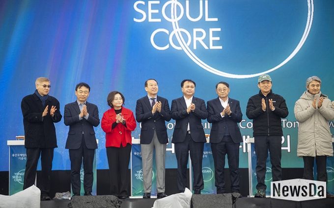 박희영 서울 용산구청장이 용산국제업무지구 기공식 행사 무대에서 기념 퍼포먼스를 하고 있다.