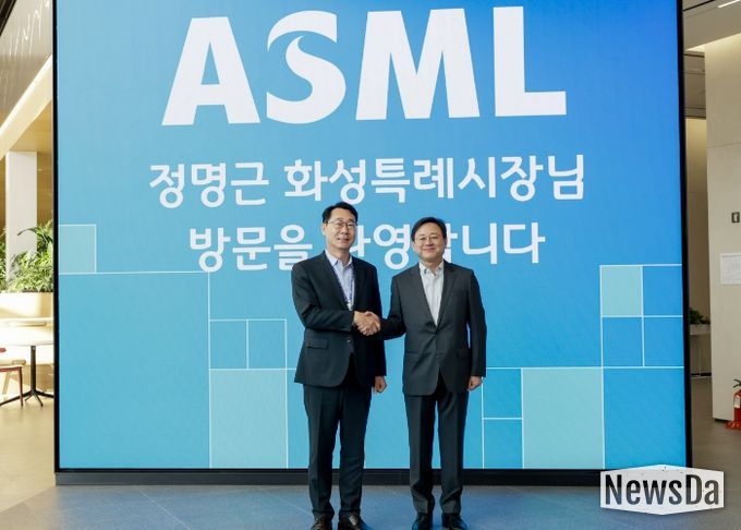 정명근 화성특례시장이 최한종 ASML 코리아 대표이사와 함께 기념촬영을 하고 있다