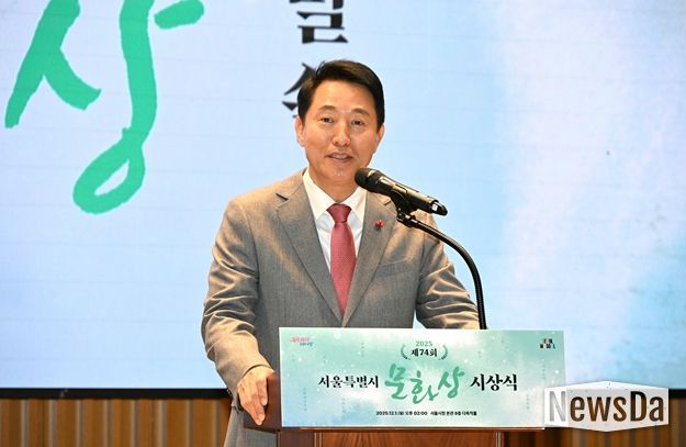 오세훈 서울시장이 1일 ‘제74회 서울특별시 문화상’ 시상식에서 수상자에게 축하 인사를 전하고 있다.