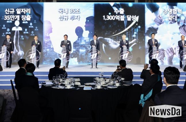 김민석 국무총리가 1일 서울 롯데호텔에서 열린 제11회 중견기업인의 날 기념식에서 축사 및 기념 퍼포먼스를 하고 있다.