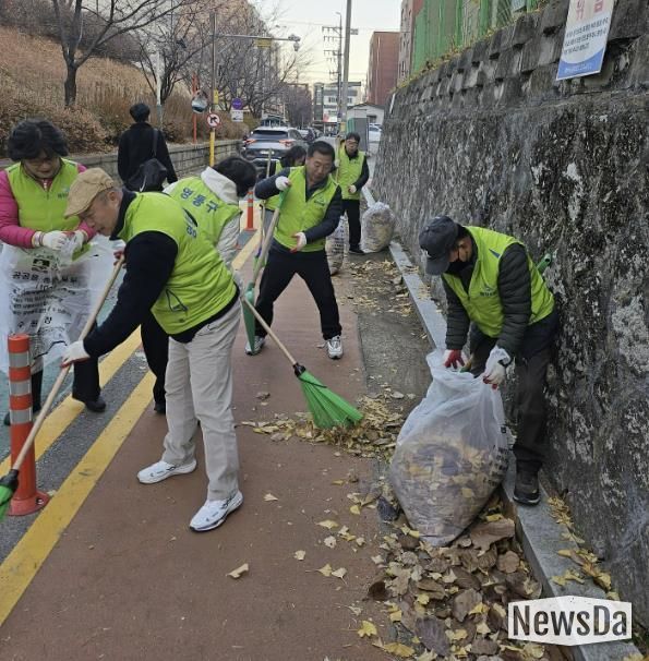수원시 영통구 자유총연맹 매탄4동 위원회 가을맞이 낙엽청소!!