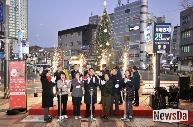 점등버튼 앞 단체사진