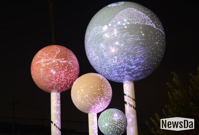 심학산 빛의 거리에 설치된 미디어아트 조형물