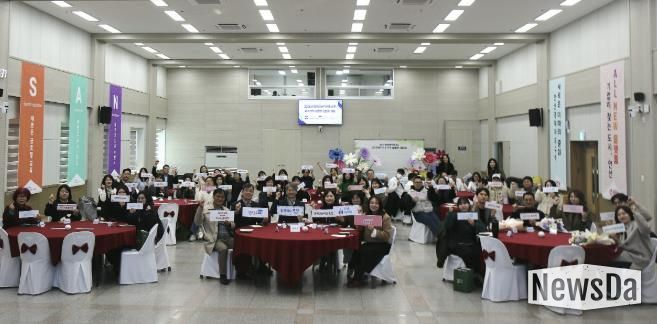 김영식 복지국장(맨 앞줄 왼쪽 일곱번째)이 2일 안산시청 대회의실에서 장애인 권익 옹호업소 ‘오소가게’ 상점주들과 간담회를 진행하고 함께 기념촬영을 하고 있다.