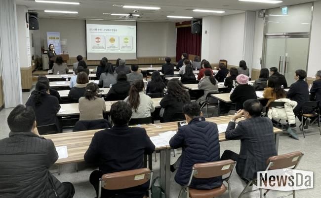 동 지역사회보장협의체 위원 등 실무자들이 2일 안산시청 대회의실에서 사회적고립예방을 위한 ‘중장년 발굴·지원 사업’ 3개년 성과 보고 간담회를 진행하고 있다.