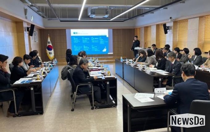 허남석 안산시 부시장이 1일 시청 제1회의실에서 ‘아동친화도시 조성전략 수립 연구용역’ 최종보고회를 진행하고 있다.