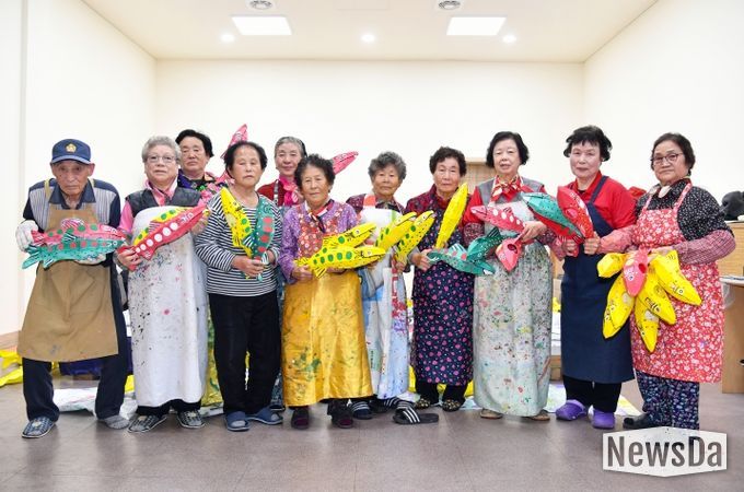 지난달 21일, 화천읍 산천어 공방에서 지역 어르신들이 축제에 사용될 산천어등을 만들고 있다.