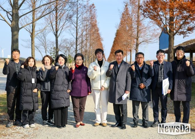 안산시의회 문화복지위원회가 지난 2일 대부바다향기테마파크를 방문해 현장활동을 벌이고 있는 모습.