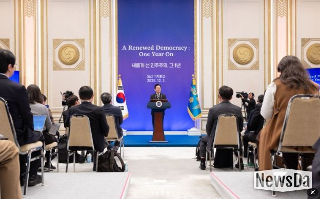 '새롭게 선 민주주의, 그 1년', 외신 기자회견(대통령실)