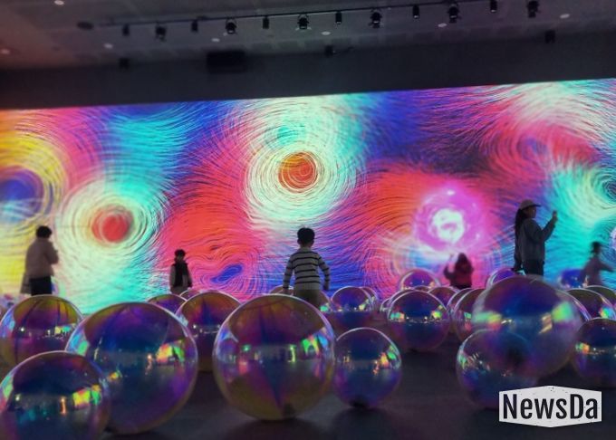 김포시가 오는 31일까지 김포미디어아트센터에서 <물 위의 세계>를 통해 김포의 포구를 조명하고 있다.