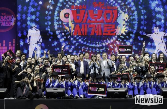 ‘2024 레드로드국제 스트리트 댄스 페스티벌’ 우승자들과 기념촬영을 한 박강수 마포구청장