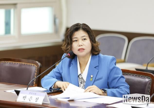 박은정 의원이 지난 11월 25일 제300회 제2차 정례회 기획행정위원회에서 자신이 대표 발의한 ‘안산시 인공지능산업 육성 및 지원 조례안’에 대해 설명하고 있다.