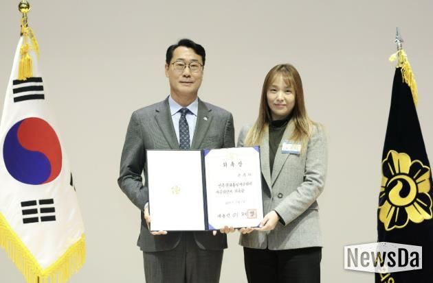 정명근 화성특례시장이 자문위원 위촉장을 들고 기념촬영을 하고 있다