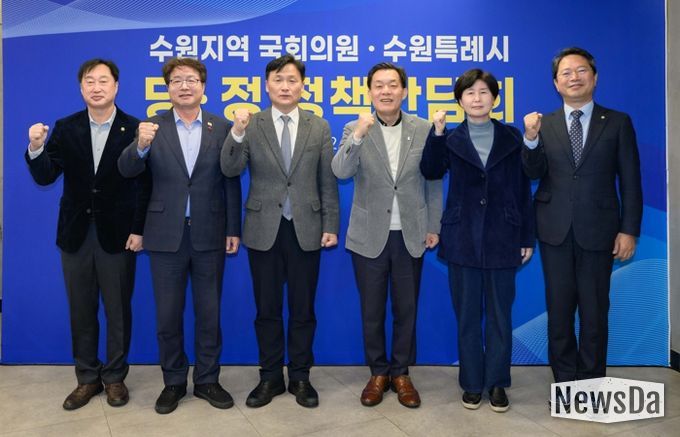 김승원(오른쪽부터)·백혜련 의원, 이재준 수원시장, 김영진·염태영·김준혁 의원이 함께하고 있다.