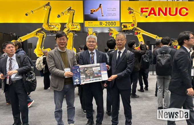 이민근 안산시장(왼쪽 첫번째)이 5일 ‘2025 도쿄 국제로봇 전시회(iREX 2025)’에 참석, 현지 로봇 기업 '화낙' 관계자들을 만나 ASV지구 홍보와 투자유치 활동을 펼치고 있다.