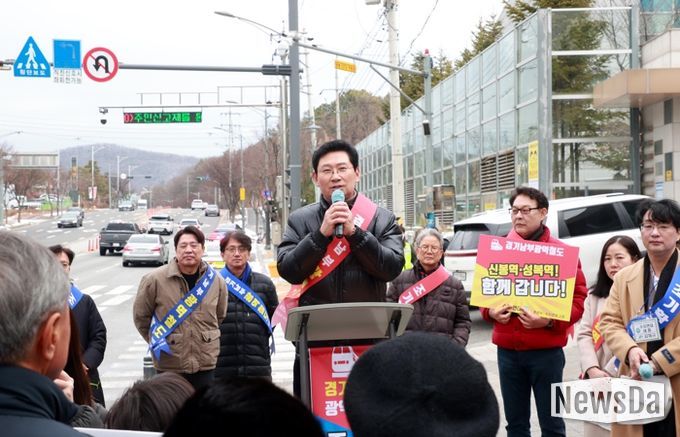 이상일 용인특례시장은 6일 오전 수지구 성복동 일대에서 수지연대 주관으로 열린 ‘경기남부광역철도 조기 착공 촉구 걷기대회’에 참석했다.