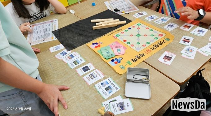 용인특례시 기후변화체험교육센터가 자체 개발한 교구 '기후위기도 적응해 윷