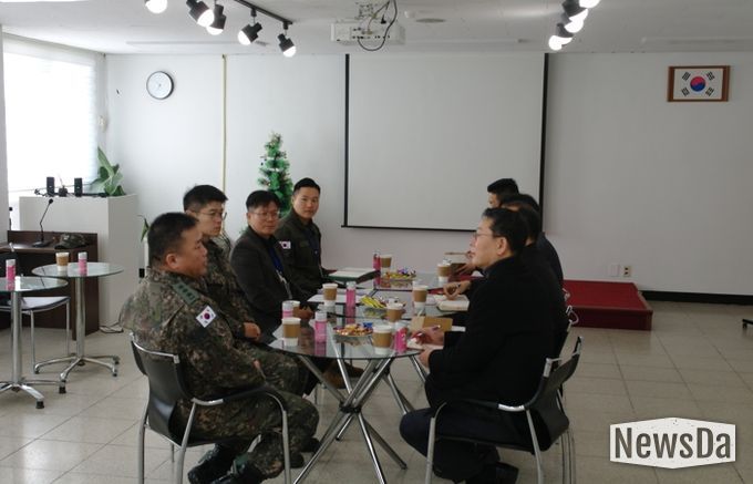 지난 4일 안전환경국장을 비롯한 관계 직원들이 관내 1항공여단을 방문해 여단장 등 부대 관계자와 헬기 소음 저감 조치에 대해 면담을 하고 있다.