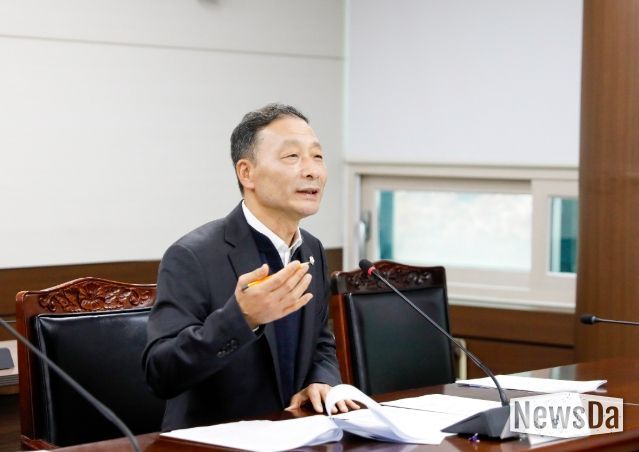 한명훈 의원이 지난달 25일 제300회 제2차 정례회 도시환경위원회에서 자신이 대표 발의한‘안산시 가로등 및 보안등 설치·관리 조례안’에 대해 설명하고 있다.