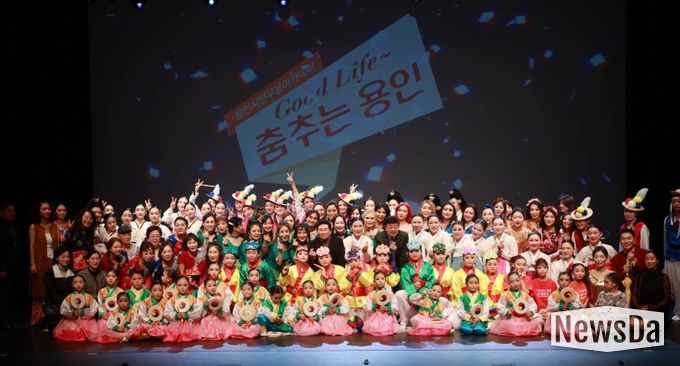 이상일 용인특례시장이 6일 용인시평생학습관 큰어울마당에서 열린 ‘용인시무용아카데미 작품발표회’에서 수강생들과 기념사진 촬영을 하고 있다