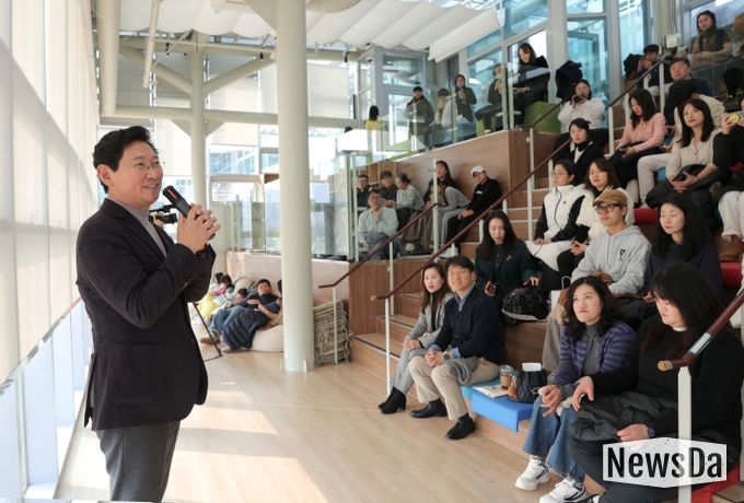 이상일 용인특례시장이 7일 SERI PAK with 용인에서 열린 박세리 전 감독의 토크콘서트에 참석해 인사말을 하고 있다.