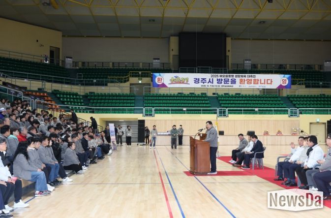 7일 경주실내체육관에서 열린 ‘2025 해오름 생활체육 대축전’ 개회식에서 주낙영 경주시장이 환영사를 하고 있다. 이날 행사에는 경주·울산·포항 생활체육인 500여 명이 참석했다.