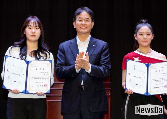 이동환 고양시장과 모범 청소년 치어리더 표창장 수상 기념촬영