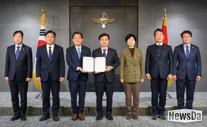 이재준 수원시장(왼쪽 세 번째)과 수원 지역 국회의원 5명이 안규백 국방부장관(왼쪽 4번째)에게 ‘수원 군 공항 이전의 국가전략 사업화를 위한 공동 건의문’을 전달한 후 함께하고 있다. 왼쪽부터 김준혁 의원, 김영진 의원, 이재준 시장, 안규백 장관, 백혜련 의원, 김승원 의원, 염태영 의원. 국방부 제공.