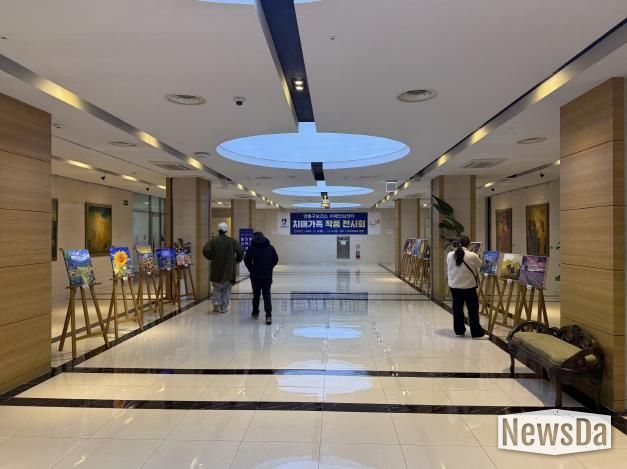 치매가족 작품전시회 ‘힐링에 아트를 더하다’가 열리는 아주대학교 병원 별관 로비.