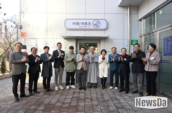 김동근 시장이 12월 8일 송산3동 공공복합청사 1층 주민 공유공간 개소식에서 관계자들과 기념사진을 찍고 있다.