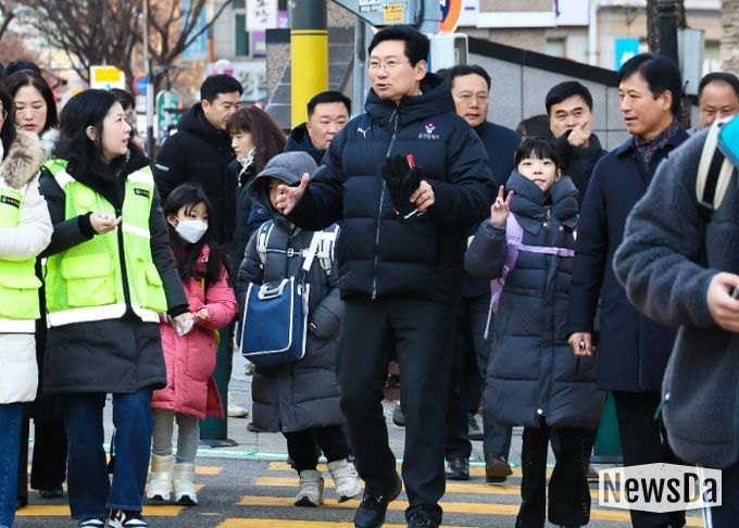 9일 오전 대지초에서 이상일 시장이 통학로를 점검하고 있다