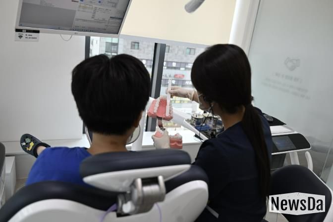'치과주치의' 성남시 초교 4학년생이 올바른 칫솔질에 관한 설명을 듣고 있다