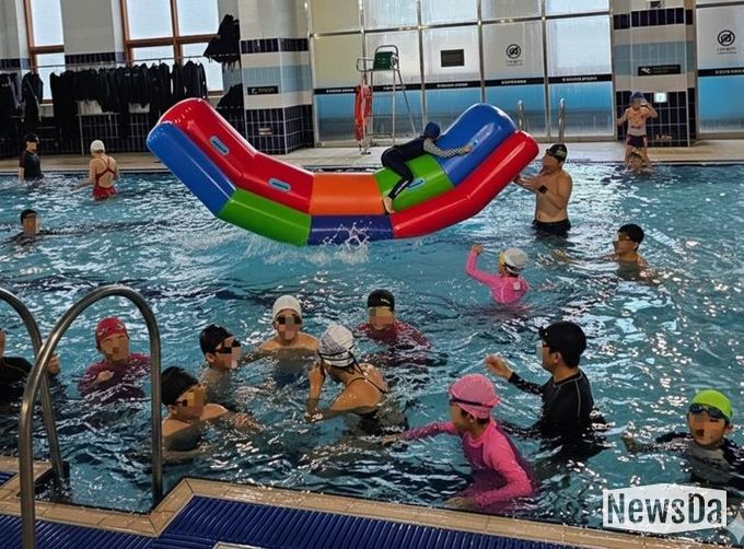파주시, 스포츠센터 가족 물놀이장 첫 운영 성황… 오는 21일 금촌다목적실내체육관에서 두 번째 운영 예정