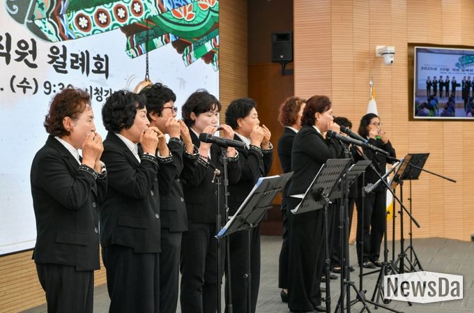 지난 10월 1일 영주시 10월 월례회에서 재능기부로 오카리나를 연주하는 모습