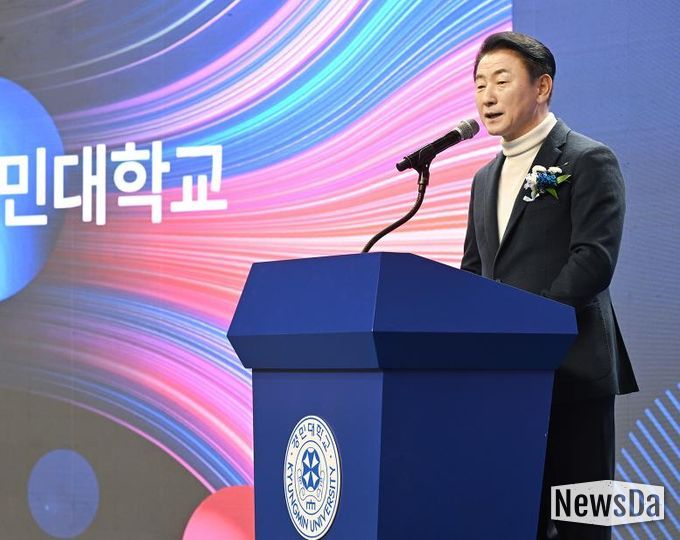김동근 시장이 12월 9일 ‘2025 경민대학교 성과전시회’ 개회식에서 축사를 하고 있다.