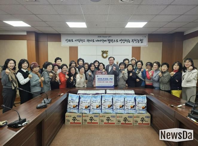 지난 9일 부천농협 여성회 여성대학에서 700만 원 상당의 식료품 및 생활용품을 기탁했다.