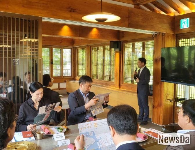 인천항만공사 물류전략처장이 호텔 최고 경영 책임자(CEO)를 대상으로 골든하버 복합지원용지를 홍보하고 있다