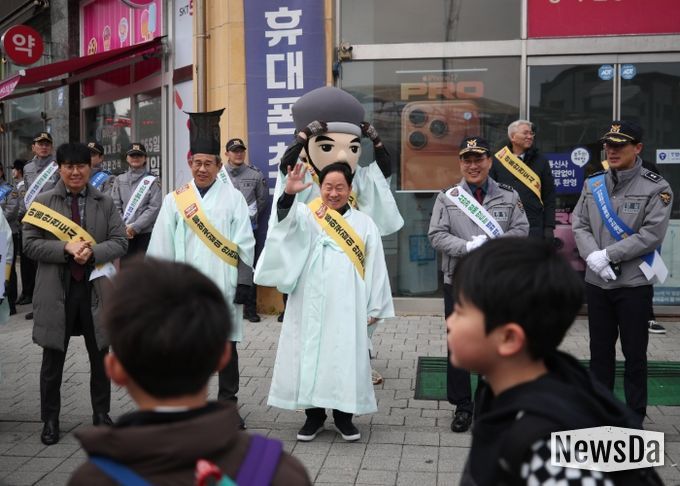 남양주시 다산2동에서 펼쳐진 민·관·경·학 아동 안전 캠페인 …정약용·포돌이 총출동