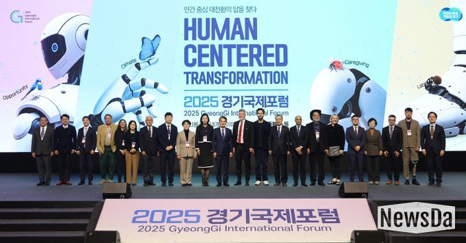 10일 오전 킨텍스 제2전시장에서 열린 2025 경기국제포럼에서 김동연 경기도지사가 개막대담을 마치고 주요 참석자들과 기념촬영을 하고있다.