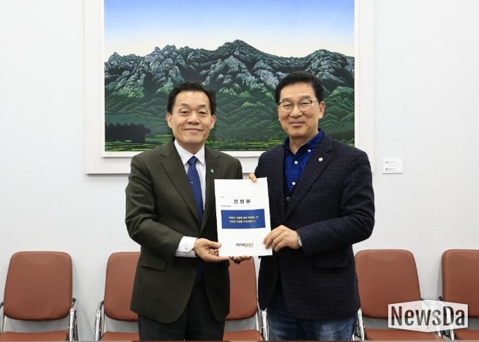 이재준 수원시장(왼쪽)이 신정훈 국회 행정안전위원장에게 건의문을 전달하고 있다.