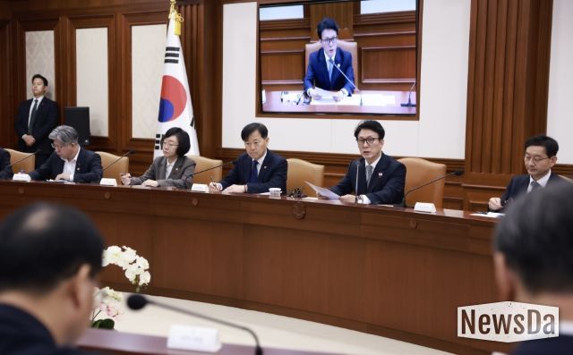 김민석 국무총리가 10일 세종대로 정부서울청사에서 열린 국가정책조정회의를 주재, 모두발언을 하고 있다.(국무조정실)